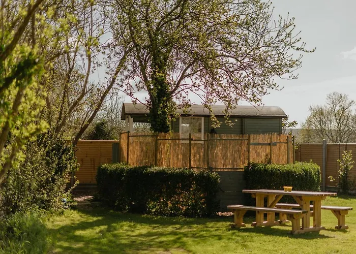 Little England Retreats - Cottage, Yurt And Shepherd Huts