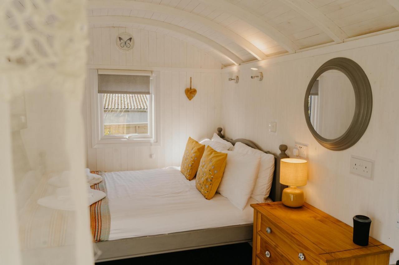 Little England Retreats - Cottage, Yurt And Shepherd Huts Bed and breakfast