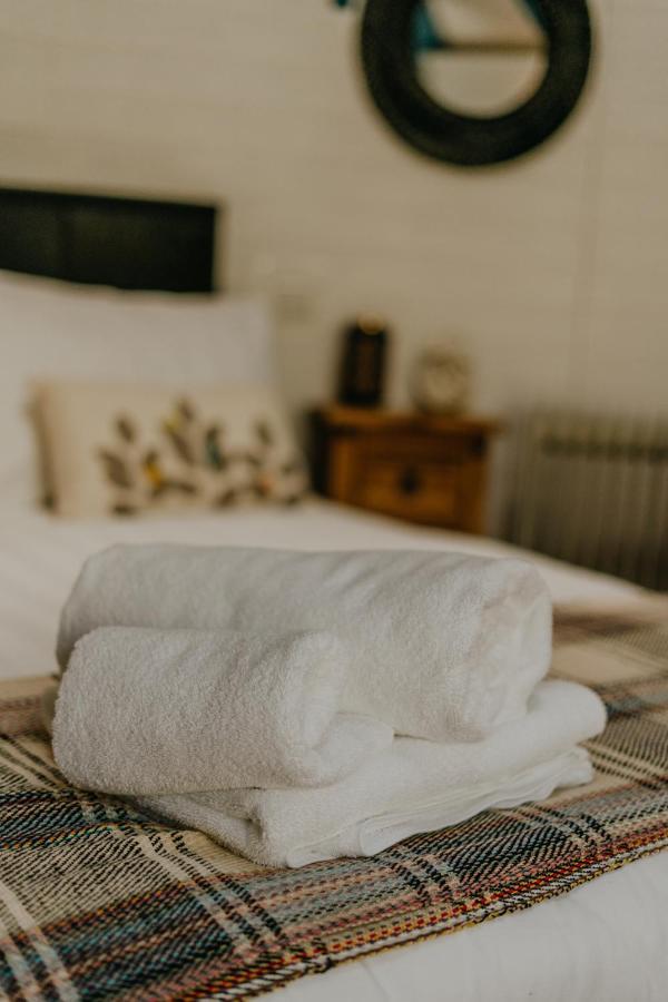 Little England Retreats - Cottage, Yurt And Shepherd Huts Bed and breakfast Othery