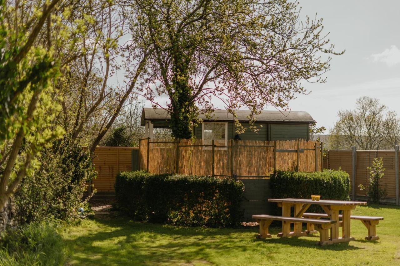 Little England Retreats - Cottage, Yurt And Shepherd Huts Bed & Breakfast 2*